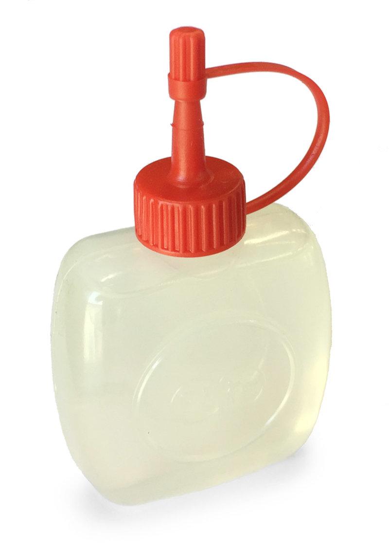 Ampollina di olio affettatrici su sfondo bianco.jpg