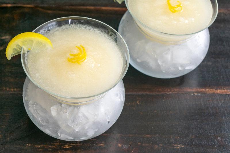 Sgroppino al limone in piccoli bicchieri da cocktail.jpg